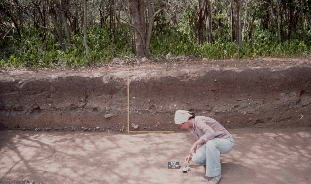 En la foto la doctora Yvonne Narganes Storde, arqueóloga y especialista en arqueo fauna del Centro de Investigaciones Arquelógicas (CIA), en una de las excavaciones arqueológicas en Sorcé en la isla de Vieques. Esta área específicamente se identifica como Sorcé XT3 estratigrafía.