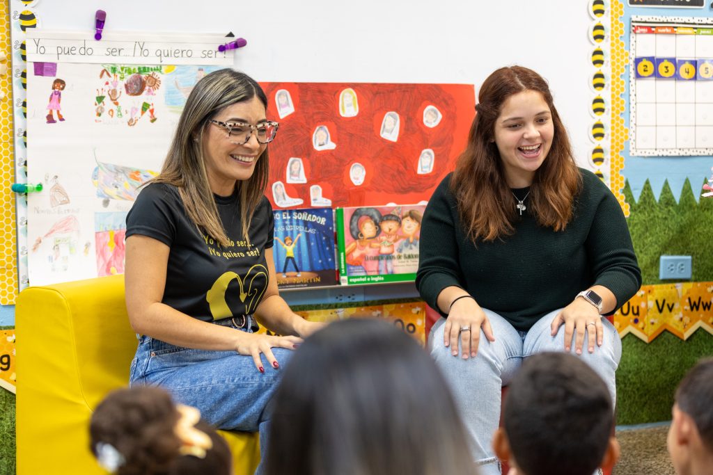 Maestra de la escuela leyendo junto a oboísta