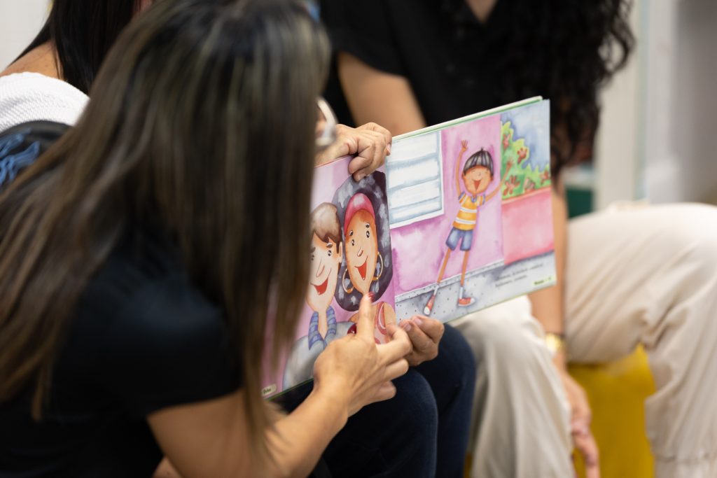 Maestra de la escuela leyendo un libro