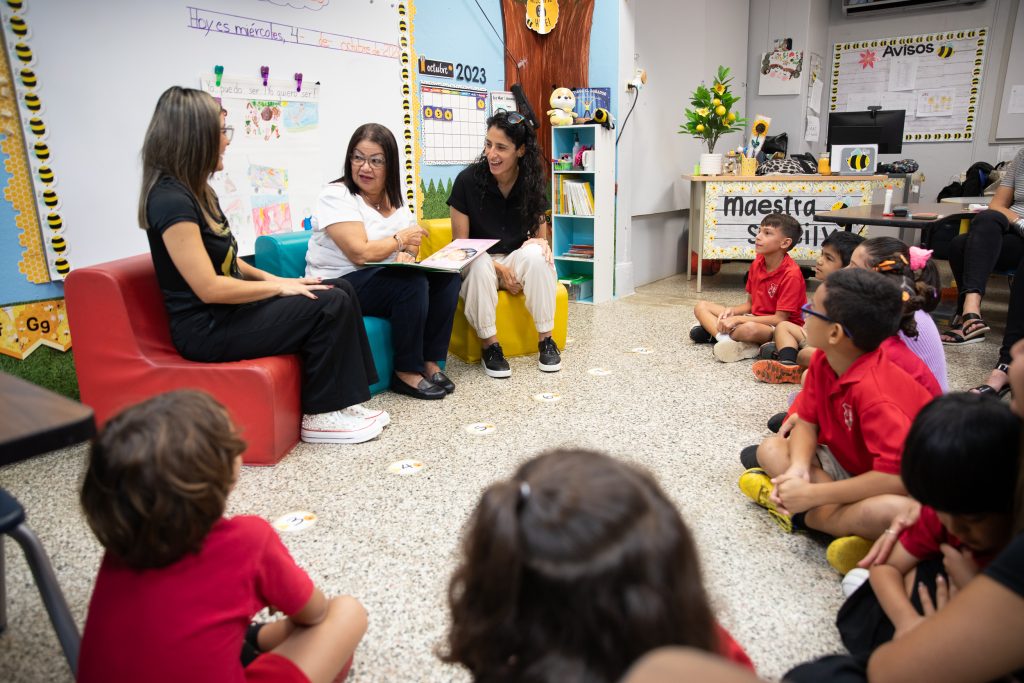 De izquierda a derecha: La profesora Sugeily Ortiz, la doctora Yolanda Rodríguez Fraticelli y la intérprete Celimar Rivera Cosme, quienes leyeron a los estudiantes el cuento El cumpleaños de Baldomero de Isabel M. Febles Iguina.