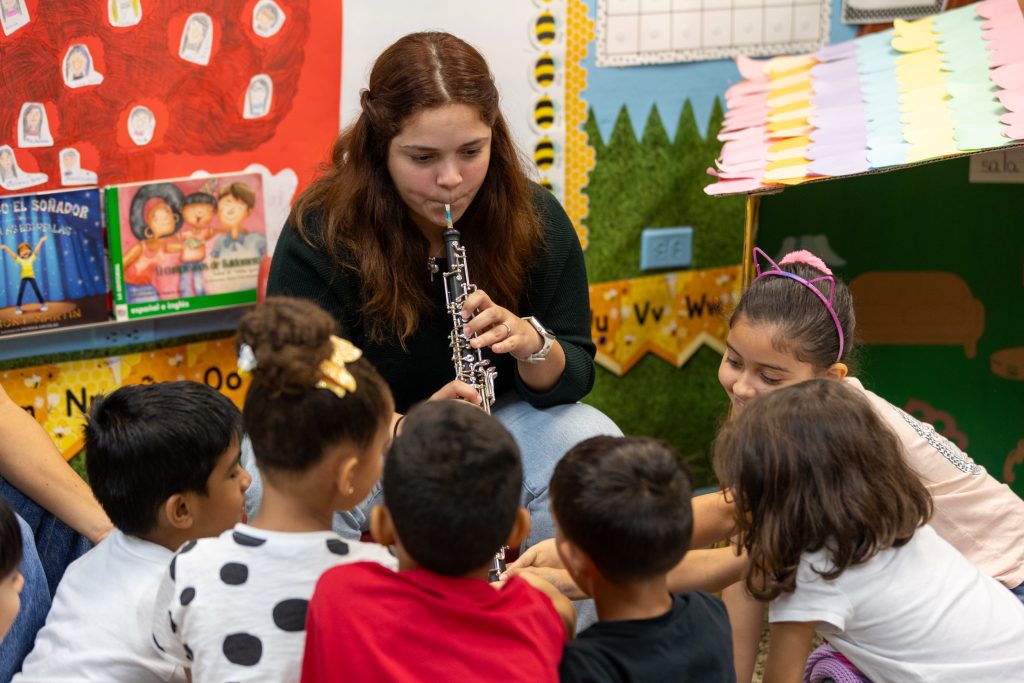 La oboísta Claudia I. Rivera Sánchez interpretó tres canciones para los niños, incluyendo el Himno a la alegría de Beethoven.