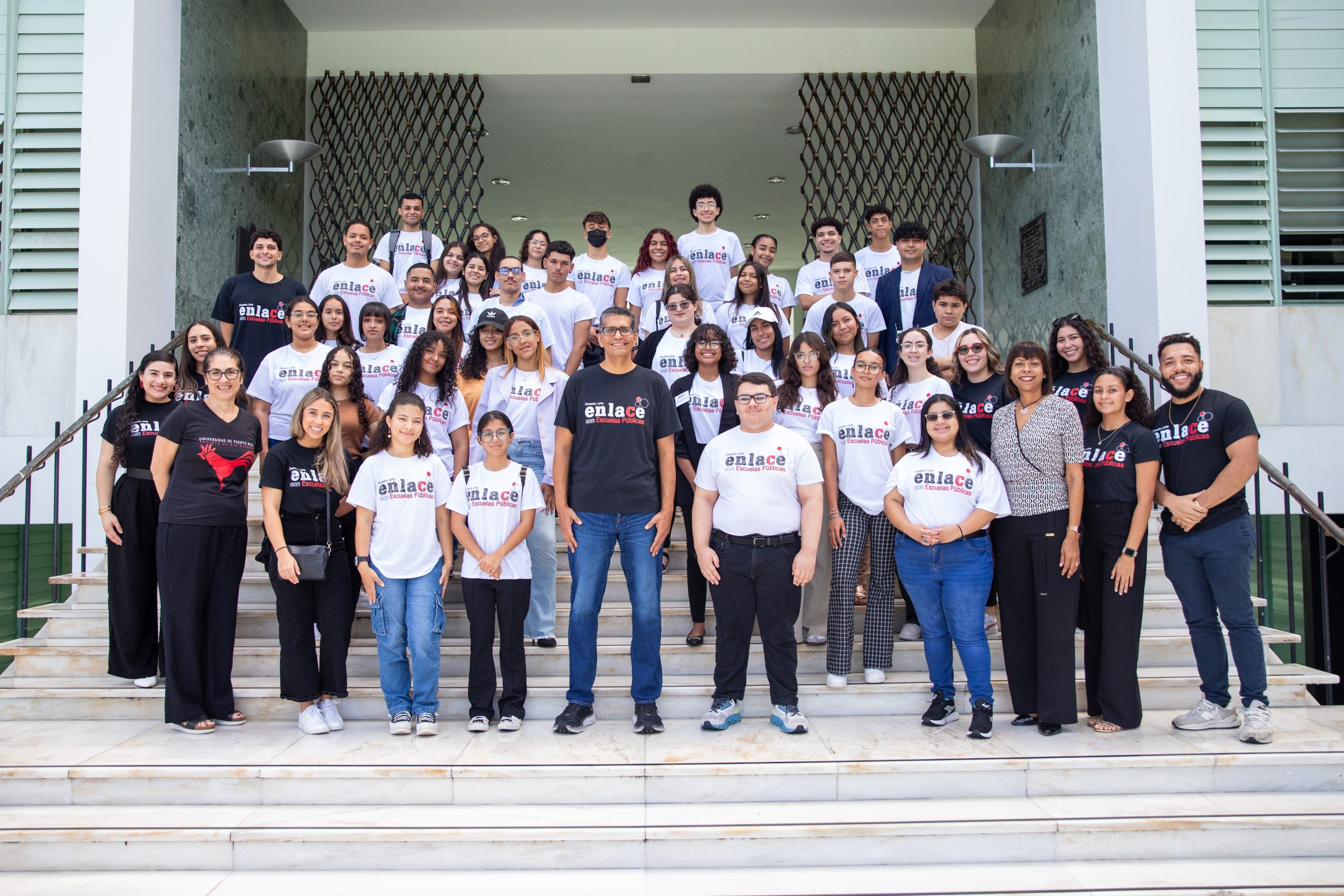 grupo de estudiantes del Programa Enlace con las Escuelas Públicas de la Escuela de Derecho