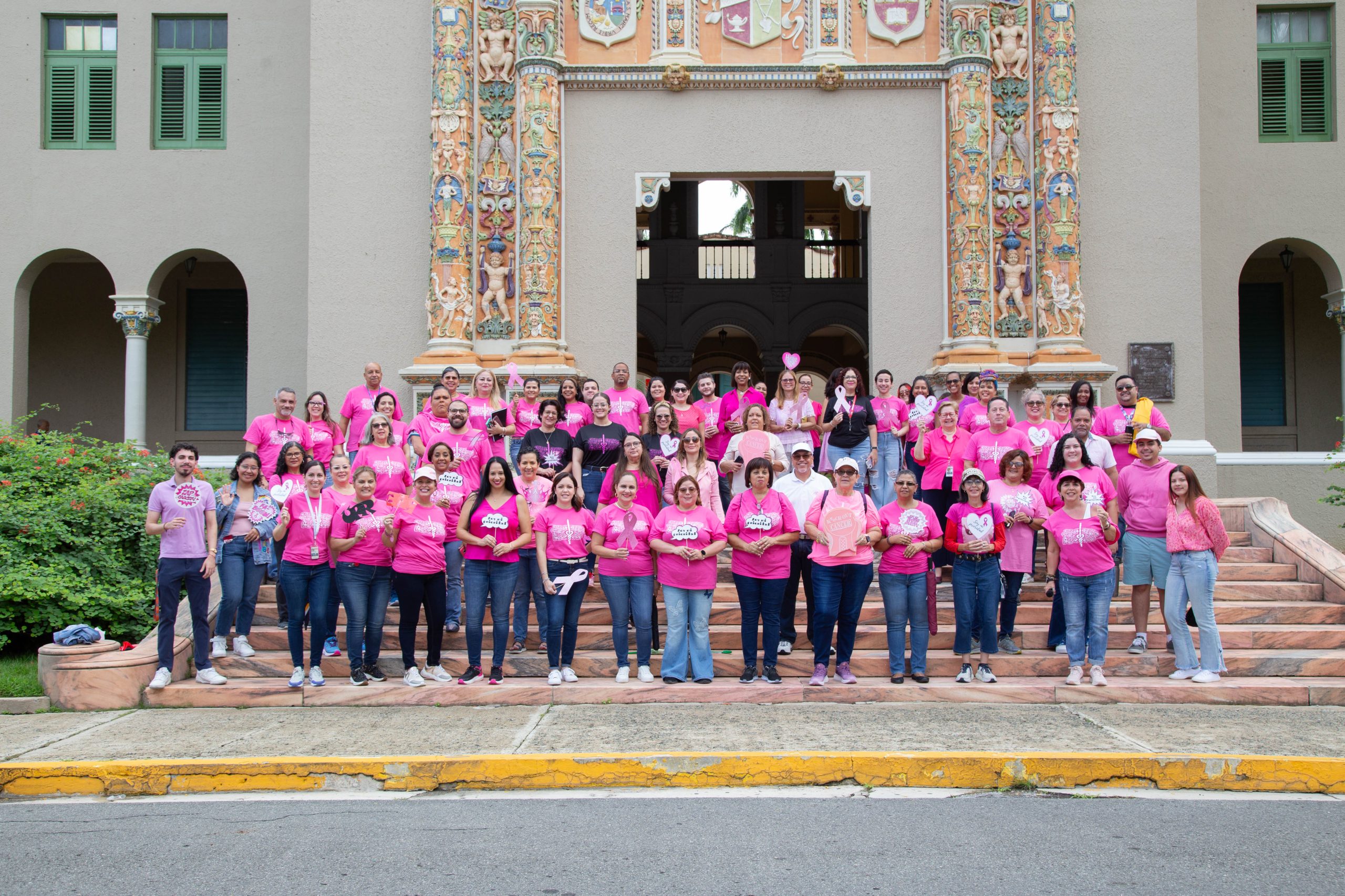 Grupo de empleados participantes del lazo humano color rosa