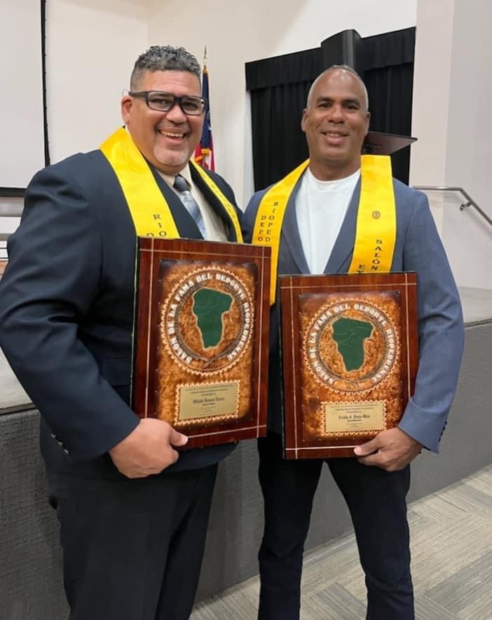 Alfredo "Api" Romero entrenador en el Recinto de Río Piedras de la UPR junto a Freddy Penzo, exatleta de baloncesto de la IUPI