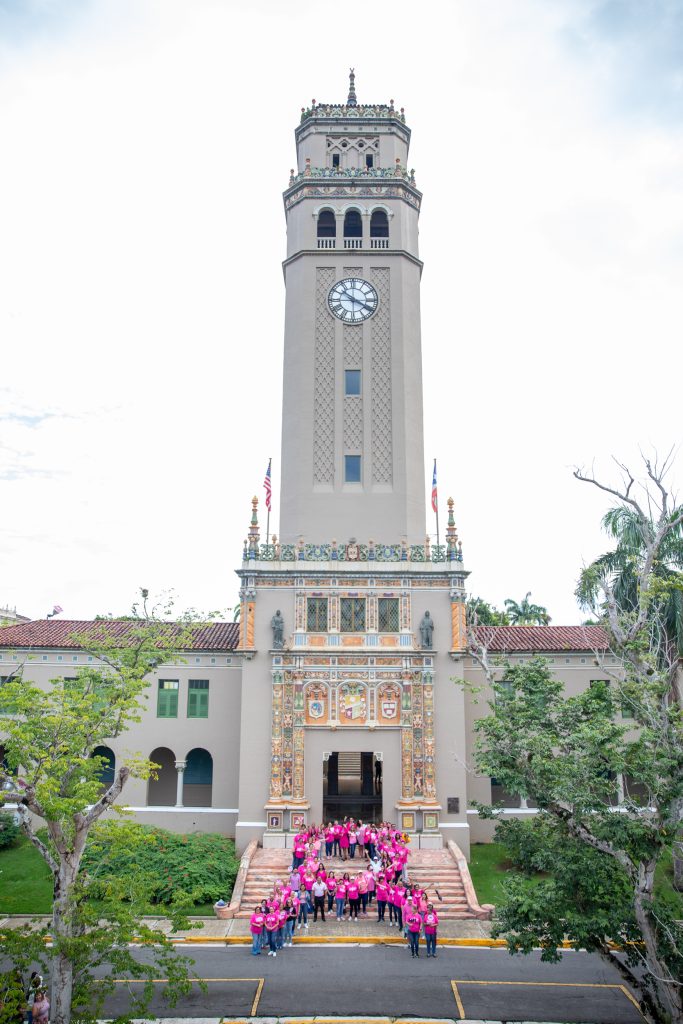 Foto del lazo frente a la emblemática torre de la UPR