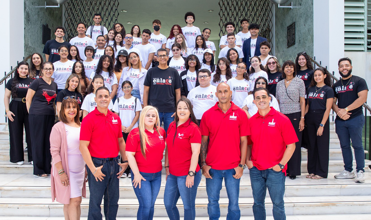 Reciben en el tribunal supremo a estudiantes del Programa Enlace con las escuelas públicas de la Facultad de Derecho de la UPR y egresados del programa de estudios universitarios para personas confinadas