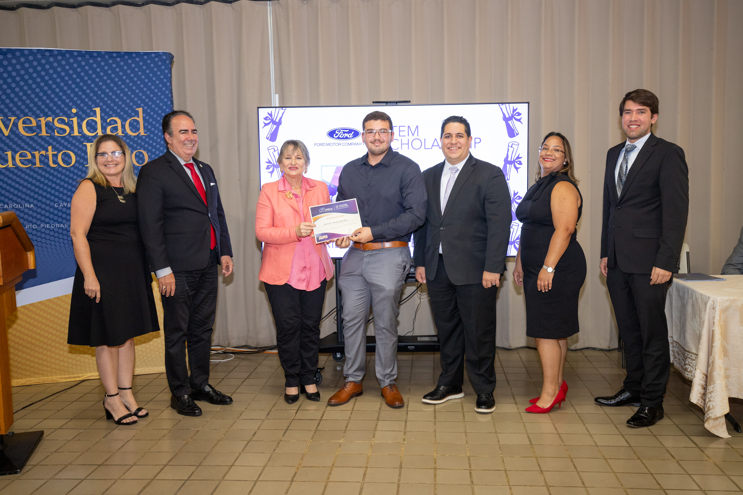 Gabriel A. Morales González recibe la beca respaldada por Ford Motor Company Fund, junto a funcionarios de la UPR y representantes de UPRAA