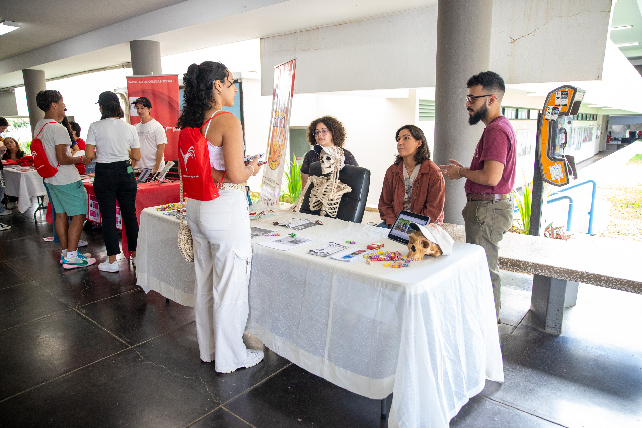 Mesa informativa en la Facultad de Ciencias Sociales