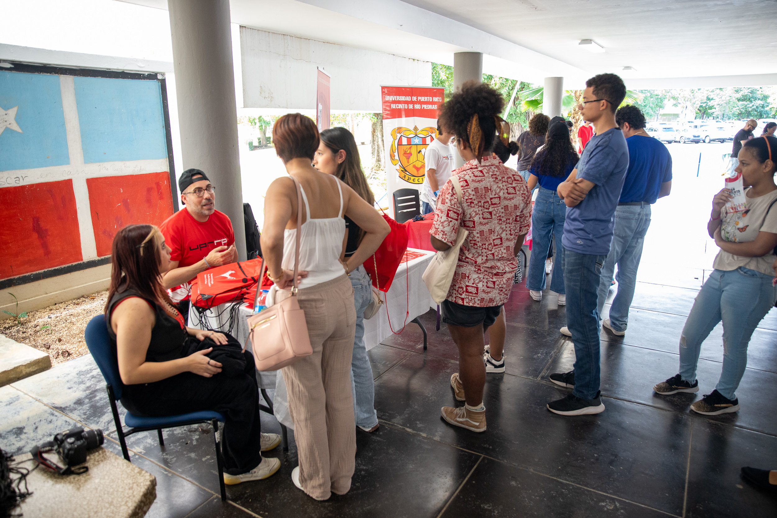 Mesa informativa en la Facultad de Ciencias Sociales