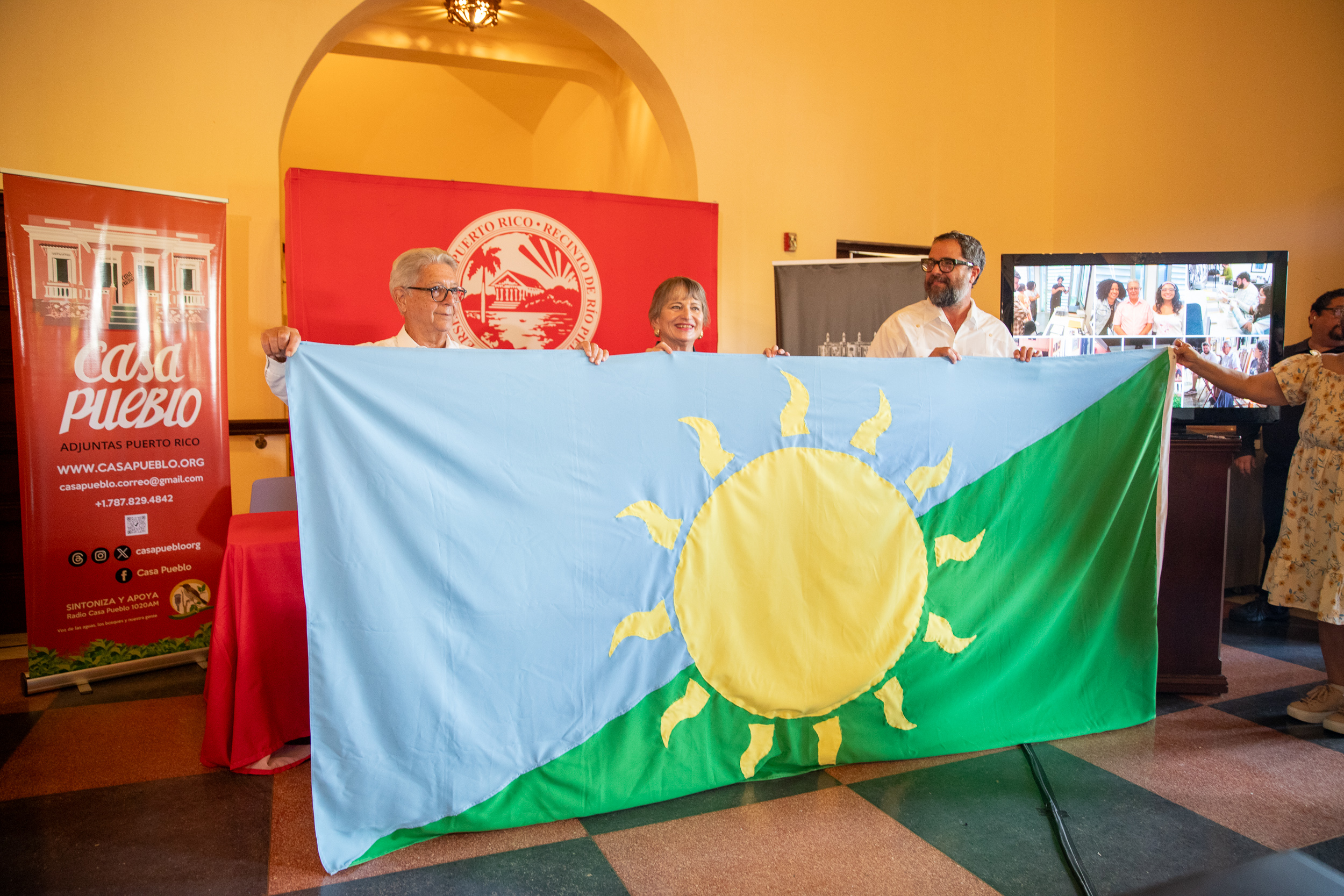Entrega de la bandera de resiliencia energética a la Rectora Angélica Varela Llavona