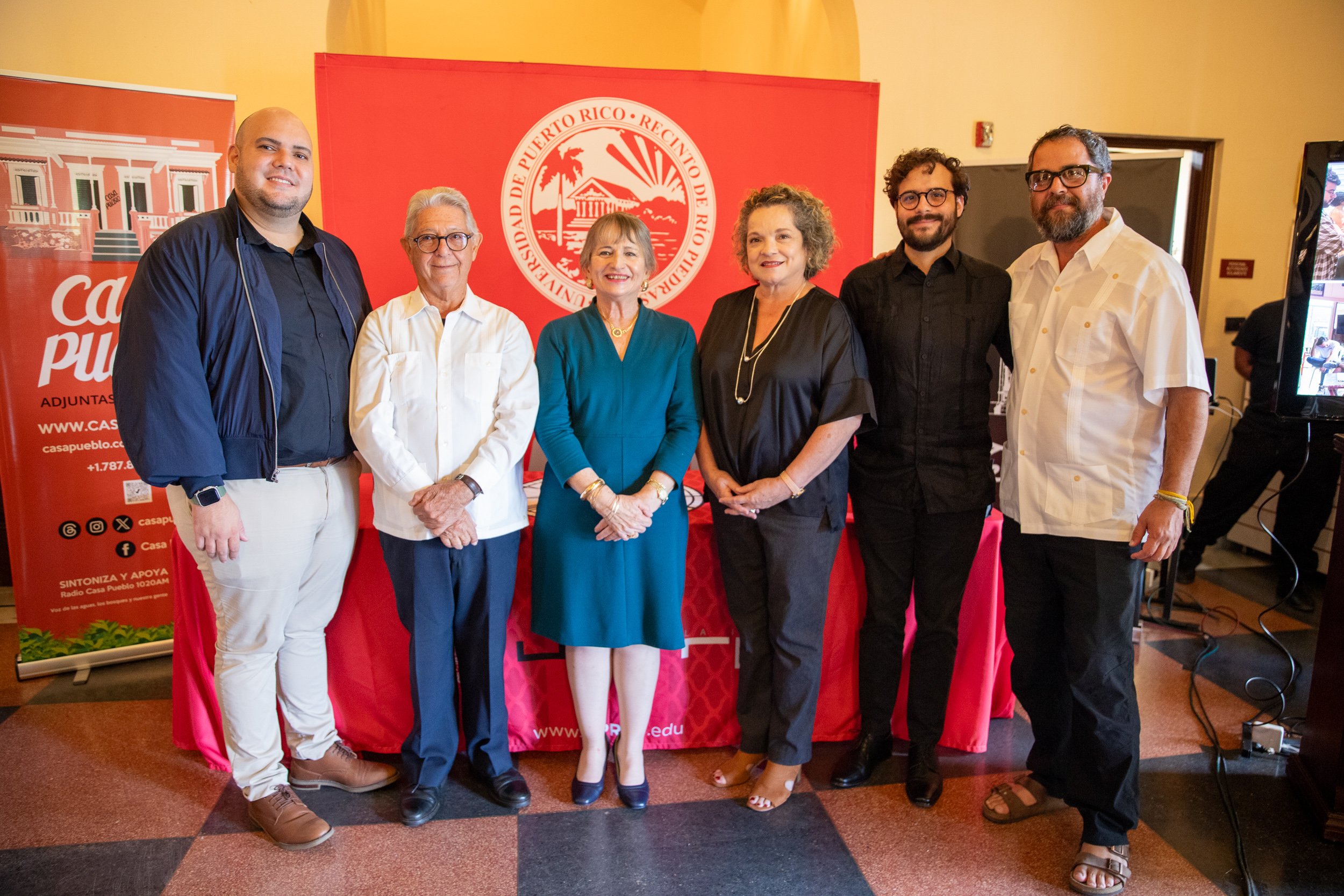 En la foto, Rafael Chávez, director del Teatro de la UPR, Alexis Massol González fundador de Casa Pueblo, Angélica Varela Llavona, rectora del Recinto de Río Piedras, Susanne Marte Trestrail, directora de Radio Universidad, Edder González Palacios, director de la Editorial UPR y Arturo Massol Deyá, director de Casa Pueblo.