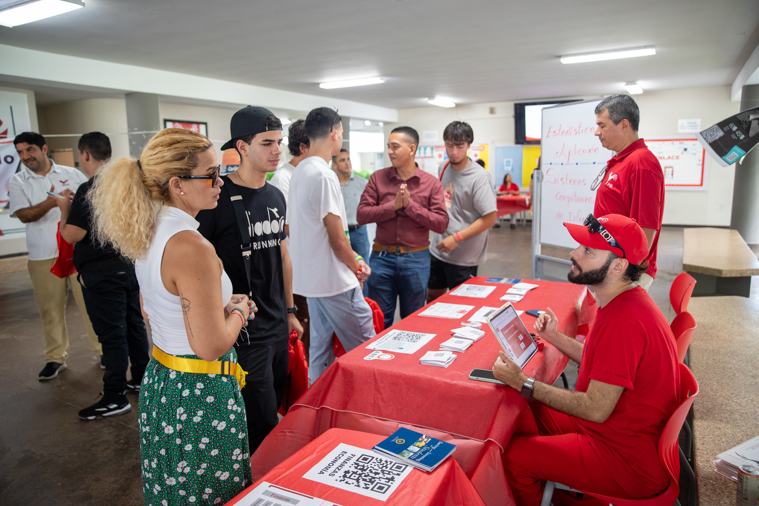 Mesa informativa en la Facultad de Administración de Empresas