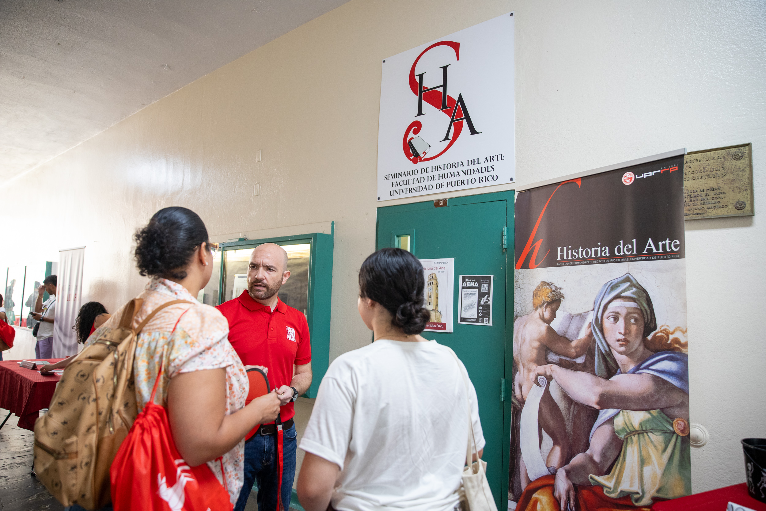 Mesa informativa en la Facultad de Humanidades