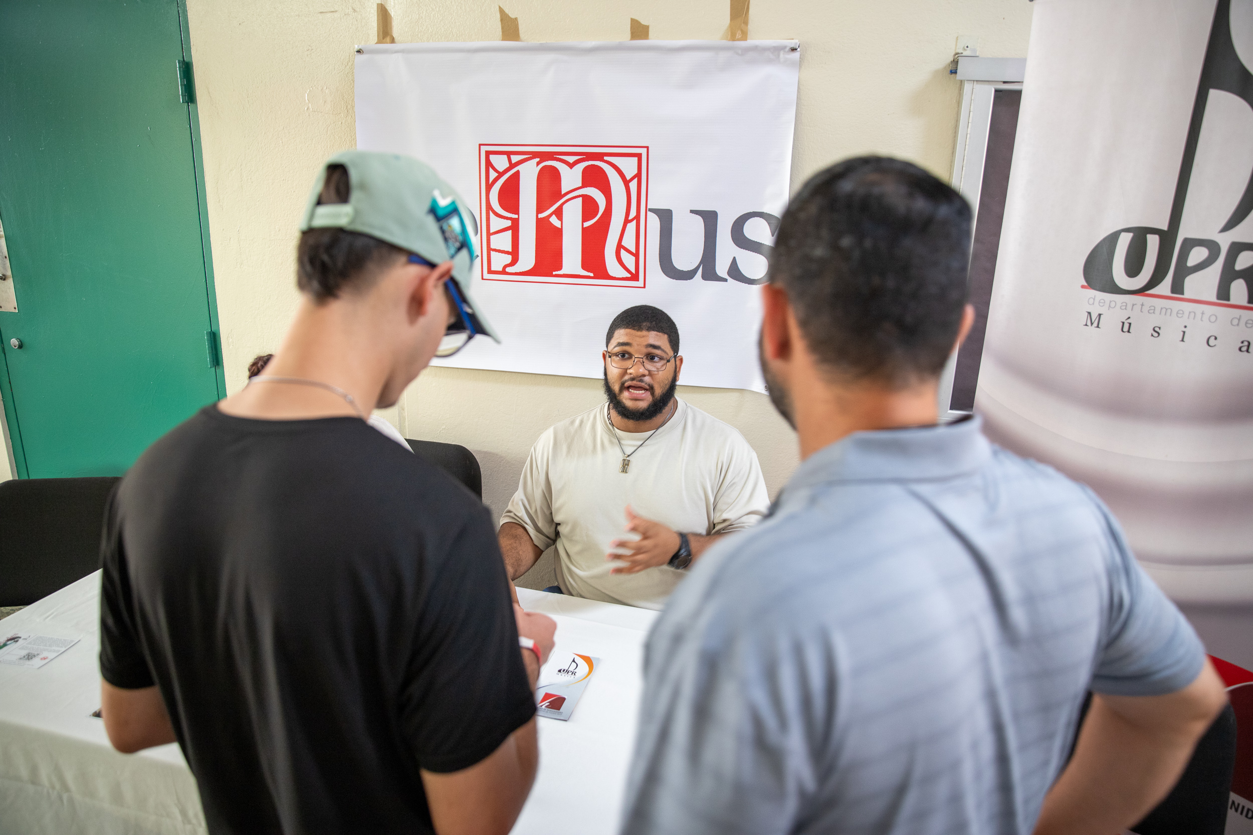 Mesa informativa en la Facultad de Humanidades