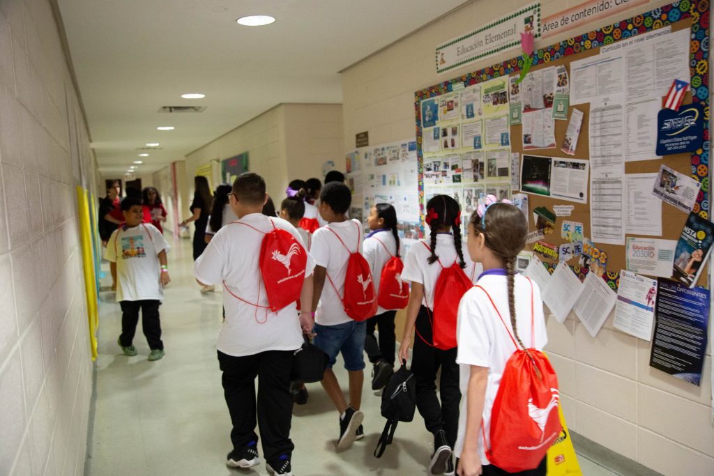 Estudiantes participantes de la Iniciativa Pollitos, Futuro Gallito y Jerezana, visitando la Facultad de Educación.