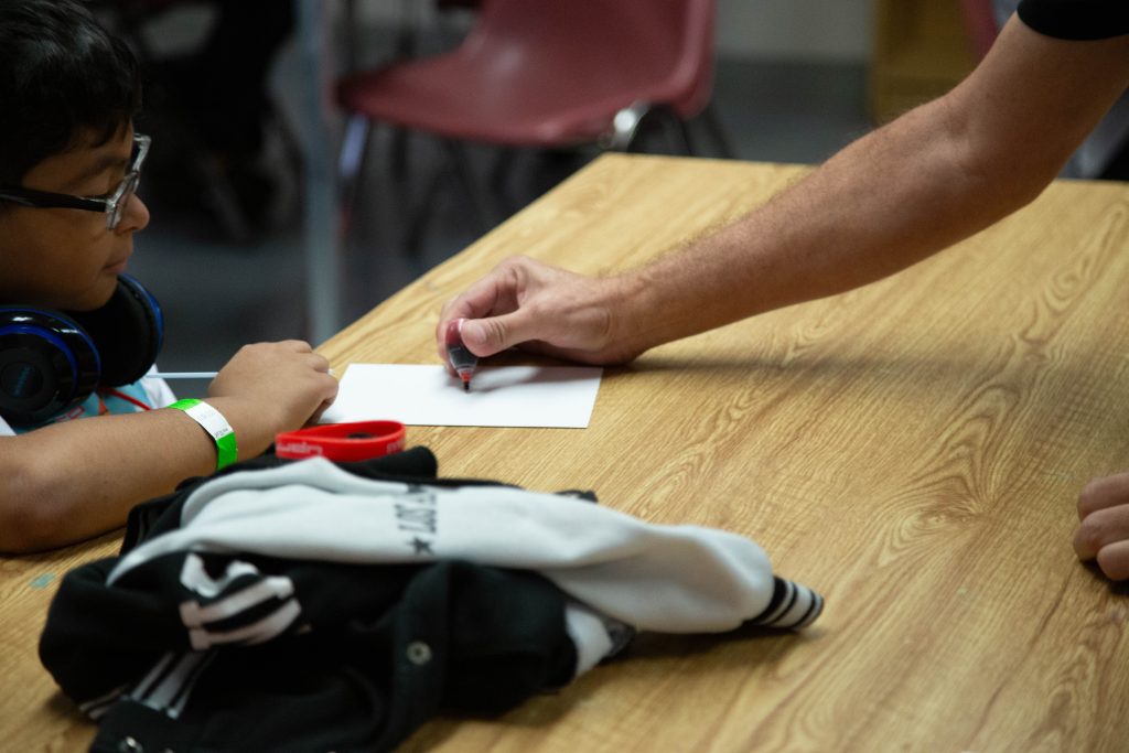 Estudiantes participantes de la Iniciativa Pollitos, Futuro Gallito y Jerezana, realizando dinámica de arte.