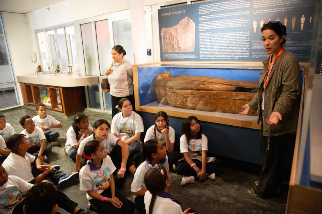 Estudiantes participantes de la Iniciativa Pollitos, Futuro Gallito y Jerezana, visitando el Museo de Historia, Arte y Antropología de la UPR.