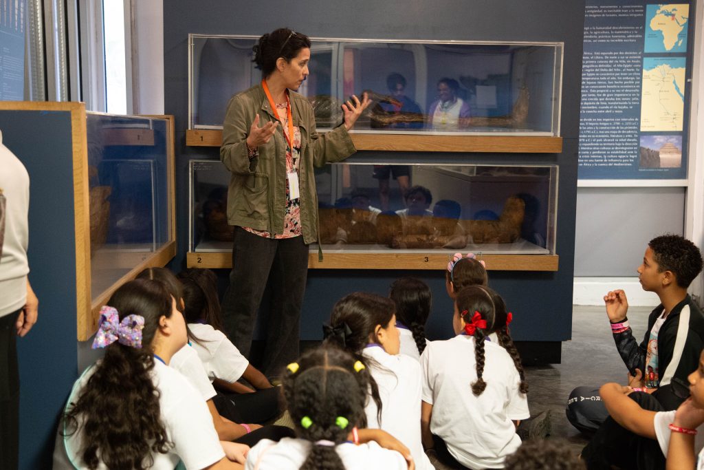 Estudiantes participantes de la Iniciativa Pollitos, Futuro Gallito y Jerezana, visitando el Museo de Historia, Arte y Antropología de la UPR.