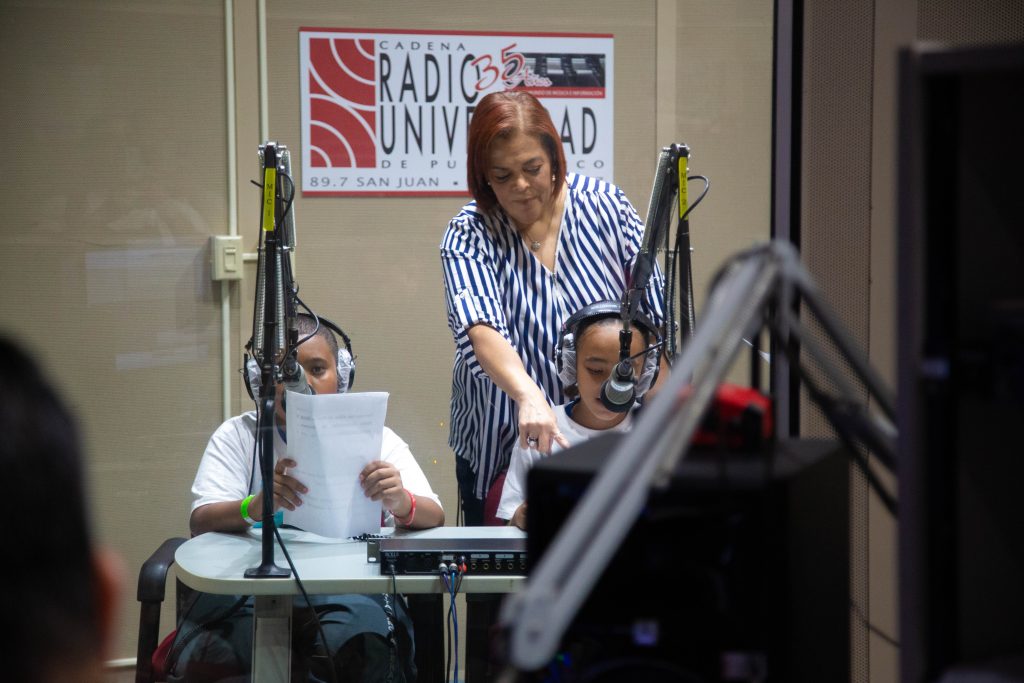 Estudiantes participantes de la Iniciativa Pollitos, Futuro Gallito y Jerezana, visitando Radio Universidad.