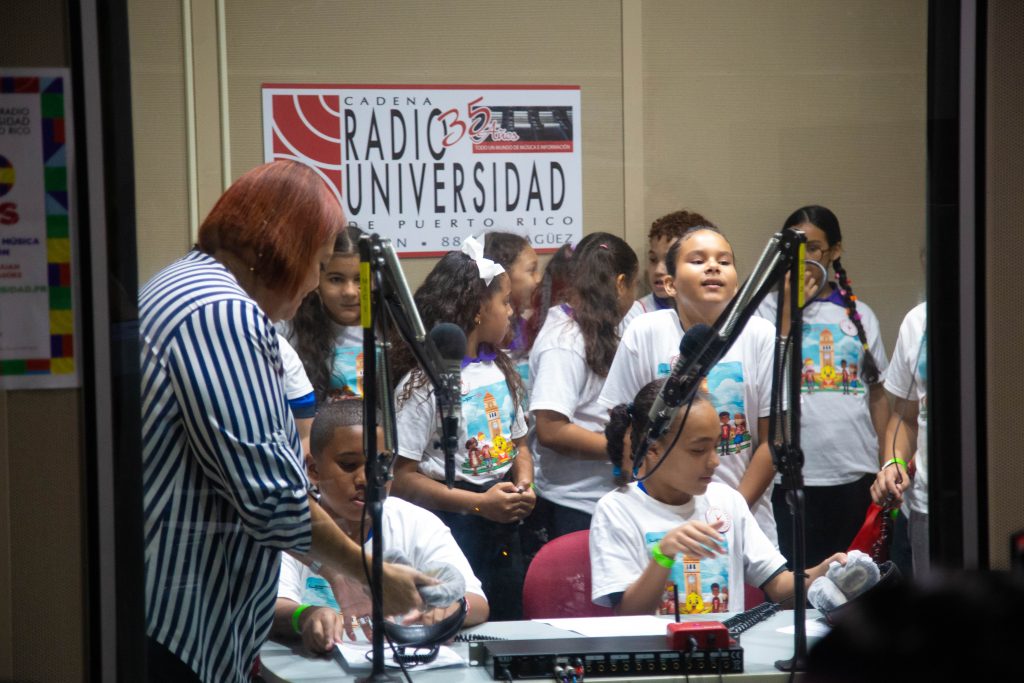 Estudiantes participantes de la Iniciativa Pollitos, Futuro Gallito y Jerezana, visitando Radio Universidad.