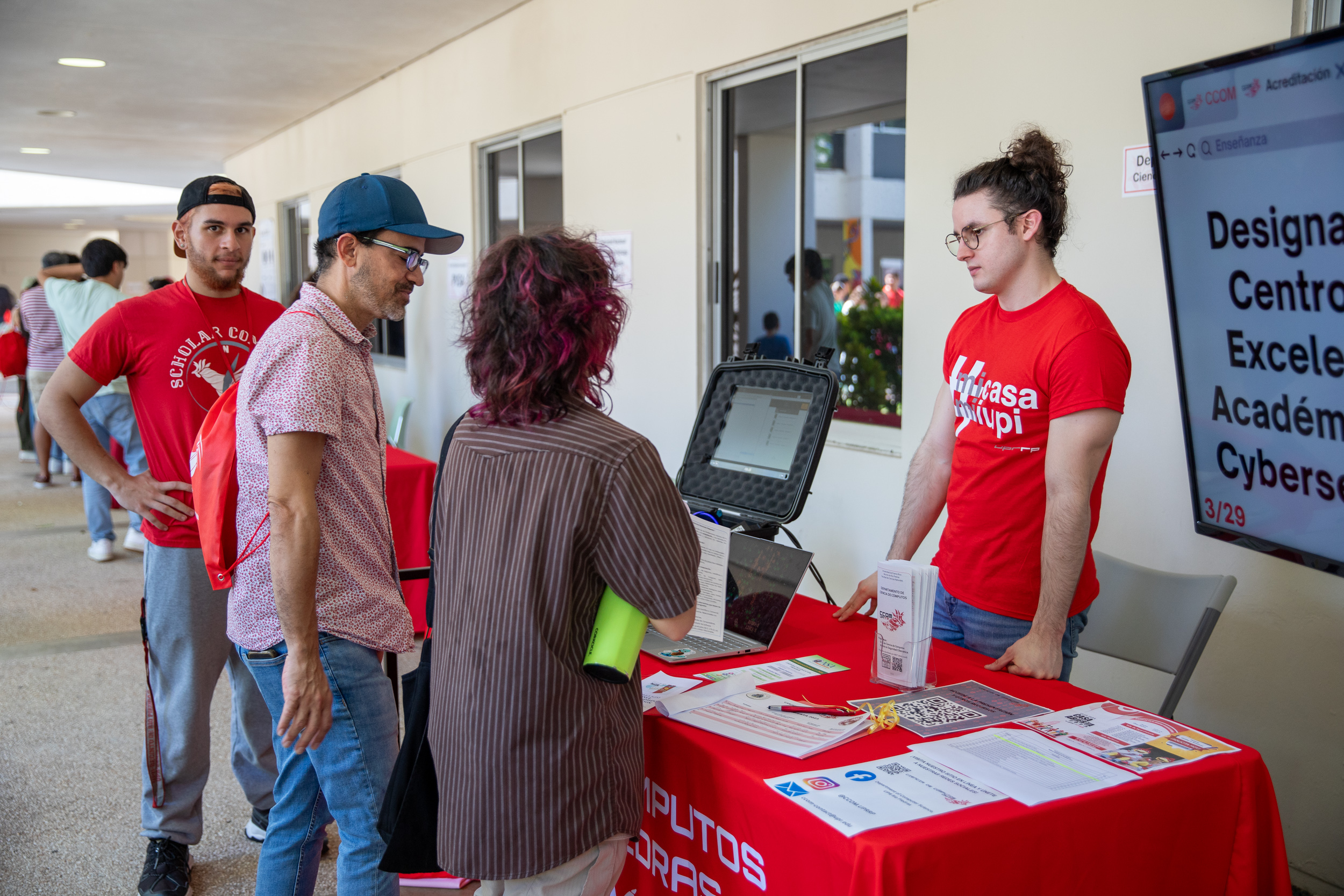 Mesa informativa en la Facultad de Ciencias Naturales