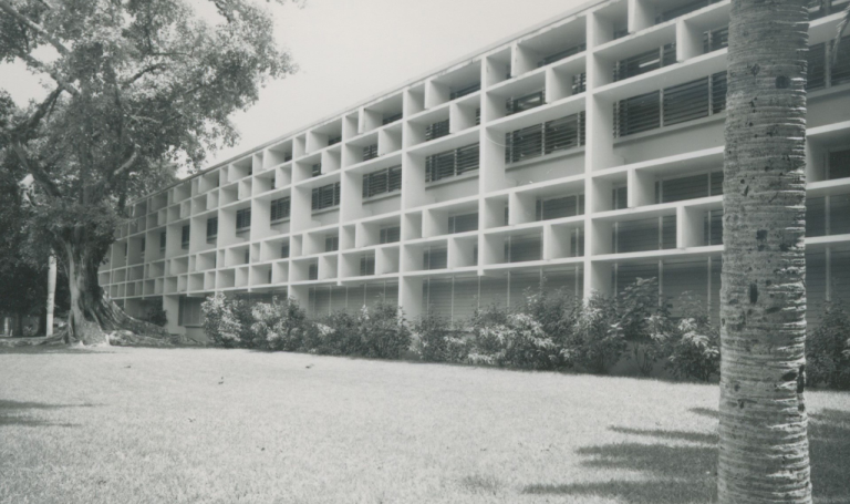 Foto antigua de edificio de la uprrp