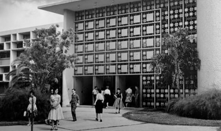 Foto antigua de la biblioteca lazaro