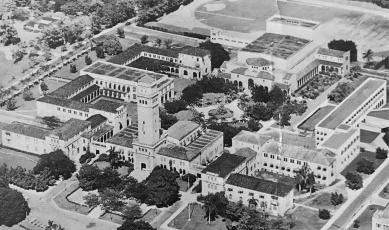 Foto antigua de la torre uprrp