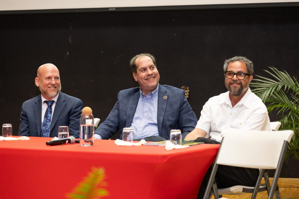 En la foto, Ángel Toledo López, subsecretario del Departamento de Educación; Ricardo Arzuaga Chaves, director ejecutivo de United Nations Association of the United States of America (UNA-USA) Puerto Rico y Arturo Massol Deyá, director ejecutivo de Casa Pueblo