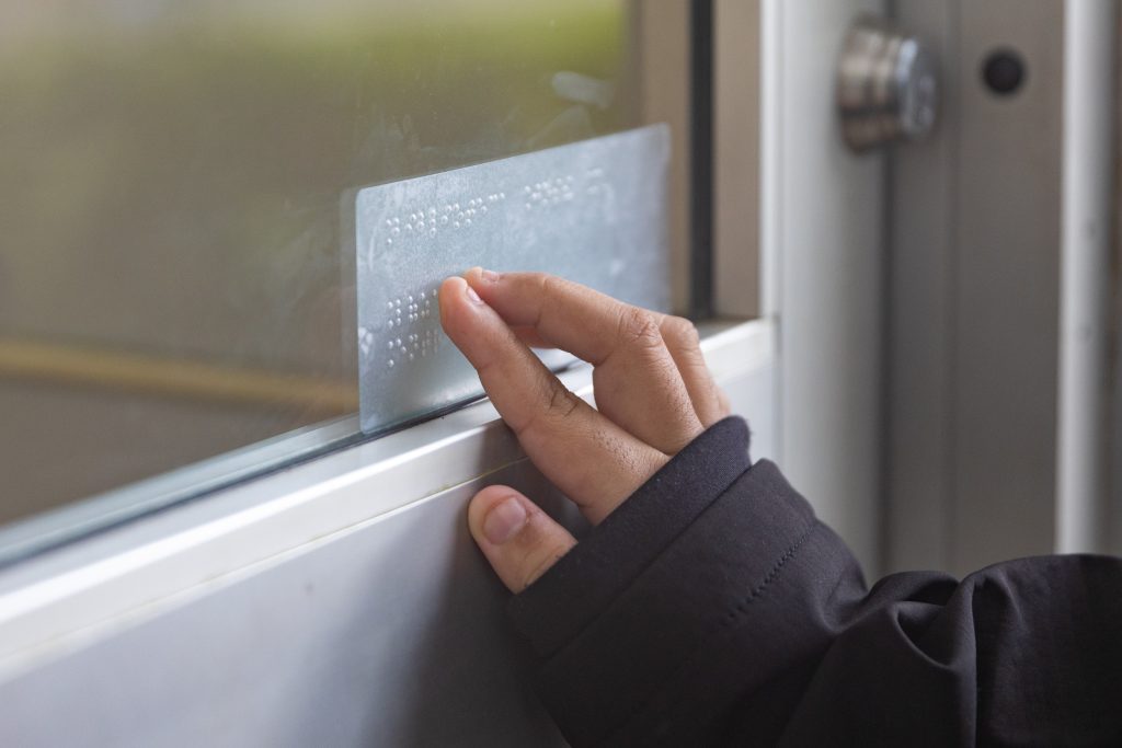 Luego de pegar las etiquetas, los estudiantes confirman su accesibilidad en las puertas principales de cada instalación. Luego de pegar las etiquetas, los estudiantes confirman su accesibilidad en las puertas principales de cada instalación.