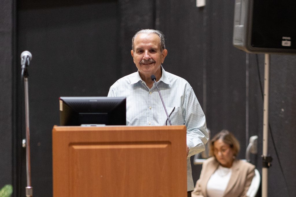 El doctor Eduardo Aponte Hernández agradeciendo a la audiencia el homenaje ofrecido por su trayectoria en la Cátedra UNESCO.