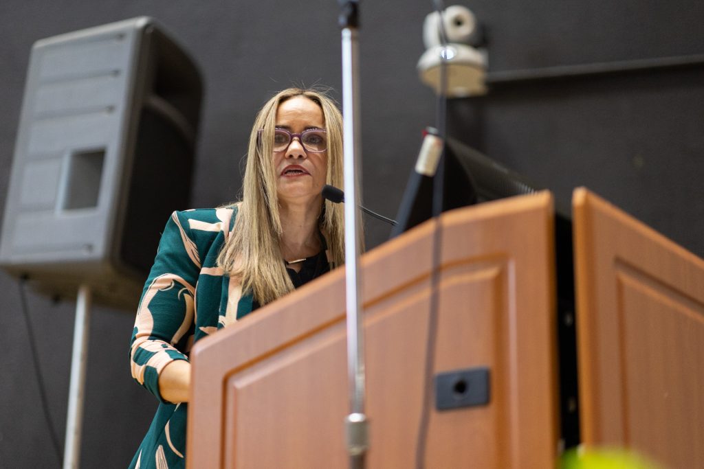 La decana Eunice Pérez Medina, cocoordinadora de la Cátedra, explicando a la comunidad universitaria las metas que se aspira alcanzar a través del proyecto.