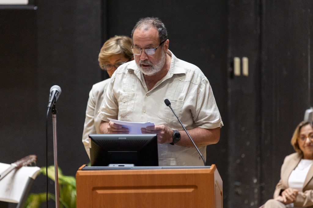 El doctor Waldemiro Vélez, catedrático de la Facultad de Estudios Generales, leyendo una semblanza sobre la labor del profesor Eduardo Aponte Hernández.