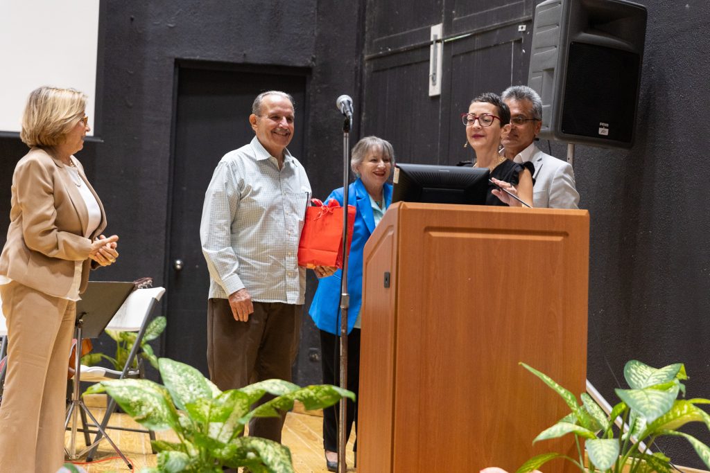 El doctor Eduardo Aponte Hernández recibiendo unos obsequios acompañado por la rectora Angélica Varela Llavona, la decana Grace Carro Nieves y los doctores Anita Yudkin y Rubén Rosado.