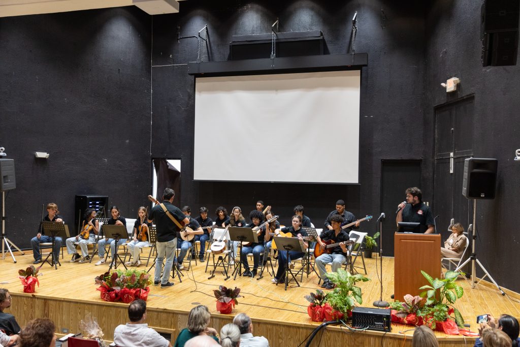 La Rondalla Avanzada de la UHS, dirigida por el profesor David Ocasio, interpretando la canción “Dos oruguitas”.