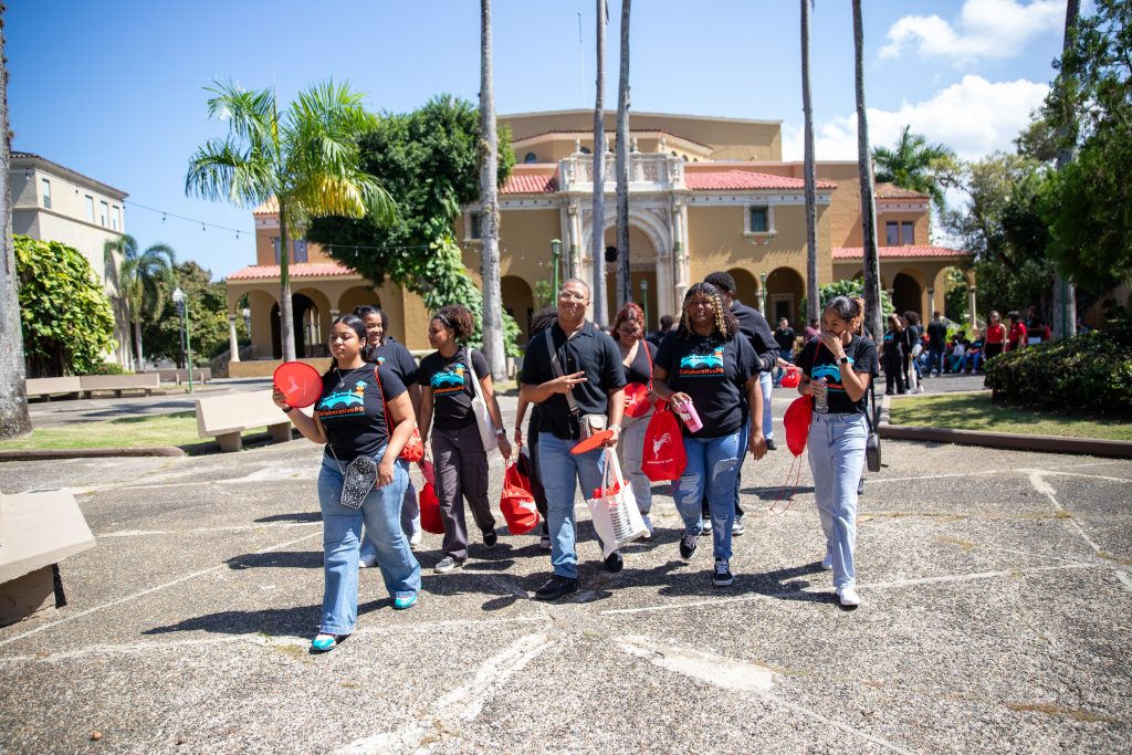 Grupo de estudiantes de las escuelas de Loíza Belén Blanco y la Superior Vocacional Eladio Rivera Quiñones visitan el campus