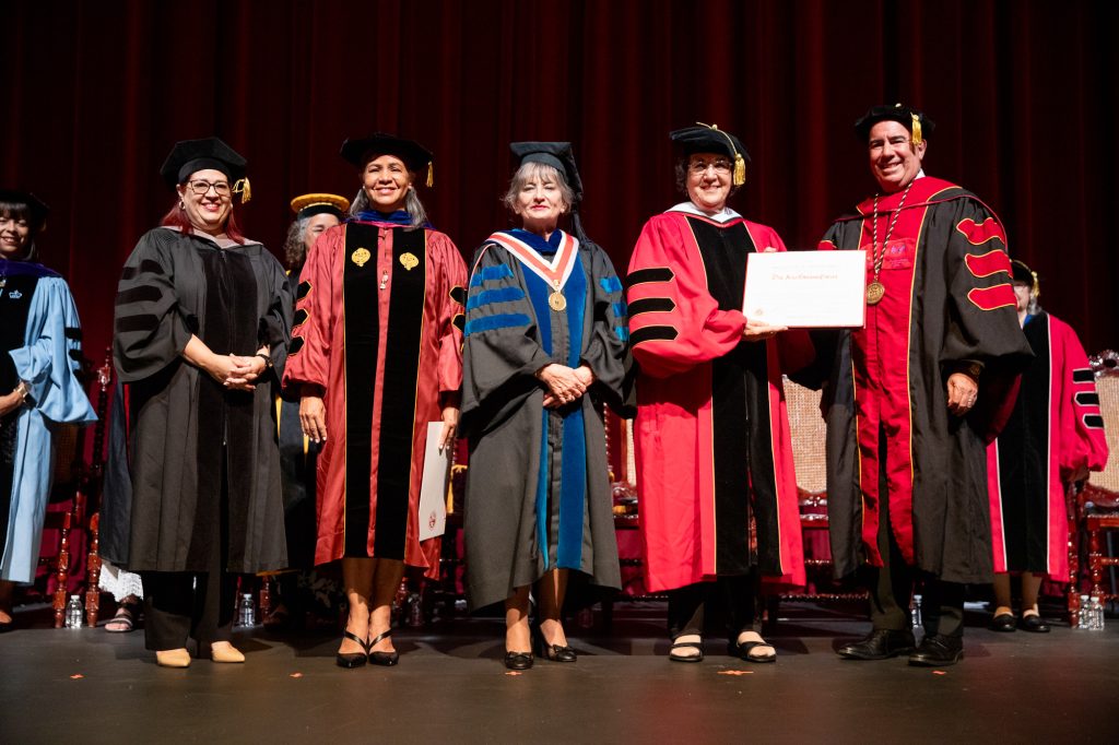 La Dra. Irma Serrano García recibiendo su distinción