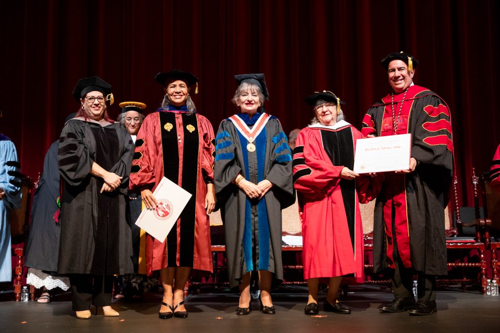 La Dra. Wanda Rodríguez Arocho recibiendo su distinción