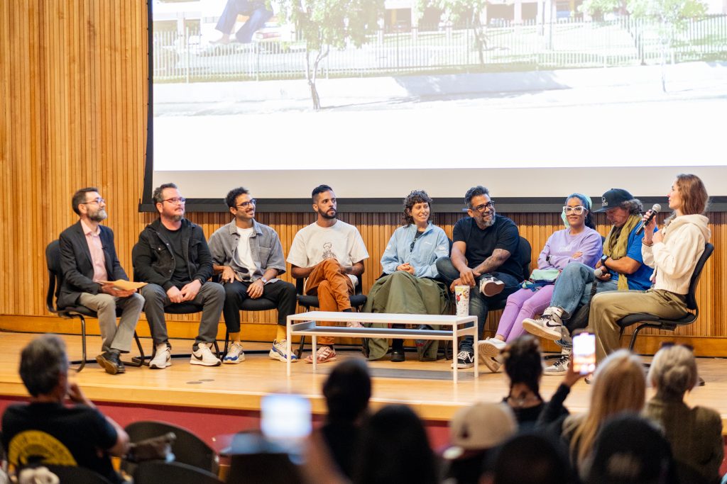 Grupo de muralistas participantes del conversatorio que se llevó a cabo en la Escuela de Arquitectura, además de Mapecoo y Actytwo formaron parte de los panelistas los artistas Damaris Cruz, Celso González, Sofía Maldonado, Jean Oyola, Ekosaurio y Pedro Spear Torres.