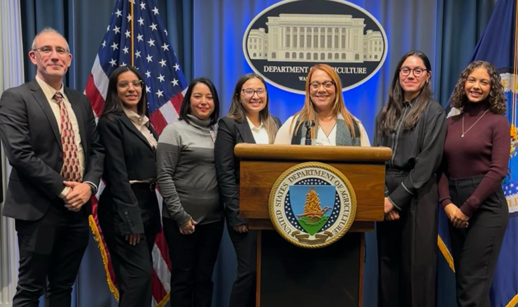 Dr. Christopher Nytch (director del programa),Coral Salgado ( graduada), Prof. Meiriem Román (Stakeholder Engagement Liaison), Doralis Villafañe (subgraduada), Erika Lynn Concepción (manejadora ejecutiva), Ana Rivera (graduada) y Daned Morales (subgraduada).