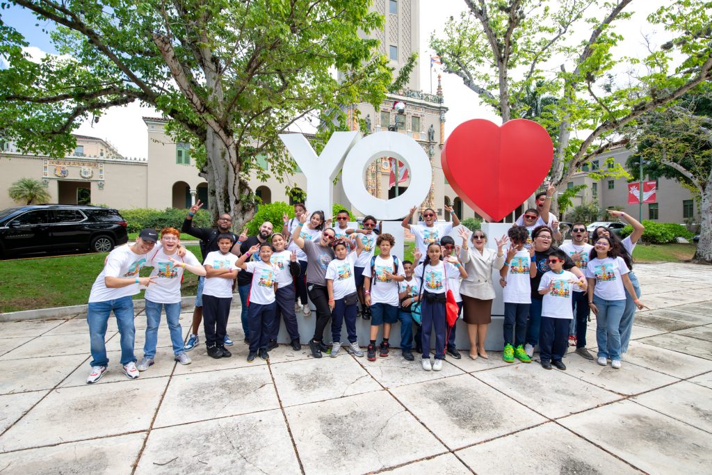 Rectora Angélica Varela comparte con los estudiantes de escuelas primarias que visitaron el campus