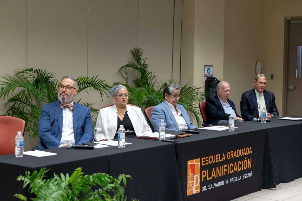 Panel de profesionales que examinó “desde la economía y la planificación el planteamiento o reto del sistema económico que caracteriza lugares pequeños”. Los panelistas fueron los planificadores Reynaldo R. Alegría y Criseida Navarro Díaz, y los economistas Francisco E. Martínez Aponte, Francisco A. Catalá Oliveras y Edwin Irizarry Mora