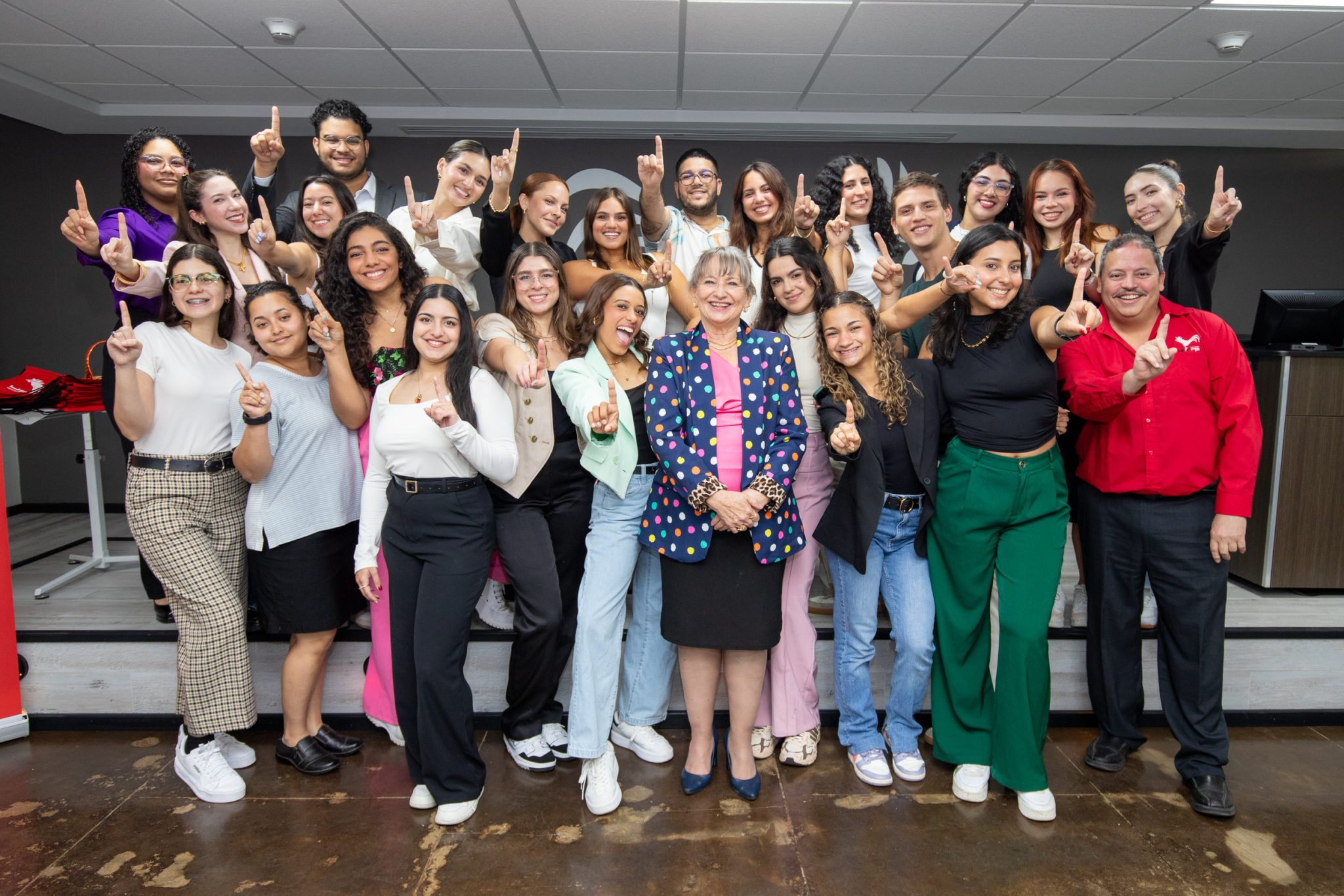 La rectora y el decano de la facultad de administración junto a los estudiantes de AMA