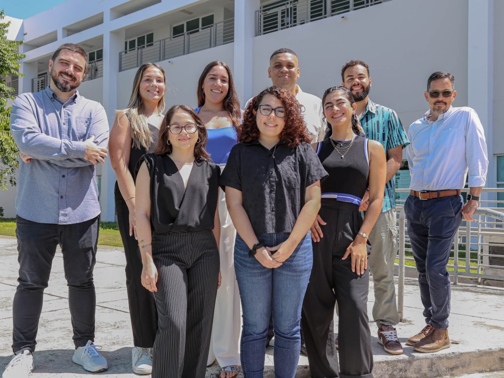 Los estudiantes que forman parte del internado junto a sus mentores, los arquitectos y catedráticos Robin Planas Casado y Jorge Lizardi Pollock.