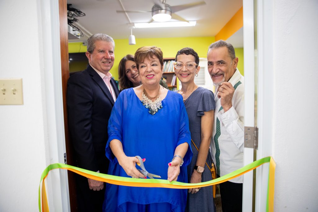 Corte de cinta en el nuevo espacio del Celeli- izq a derecha: Roberto Santa María y Laura López (segunda línea) de la Fundación Ángel Ramos, al centro Dra. Ruth Sáez del CELELI, Dr. Carlos Sánchez Zambrana y Dra. Grace Carro (segundo plano)