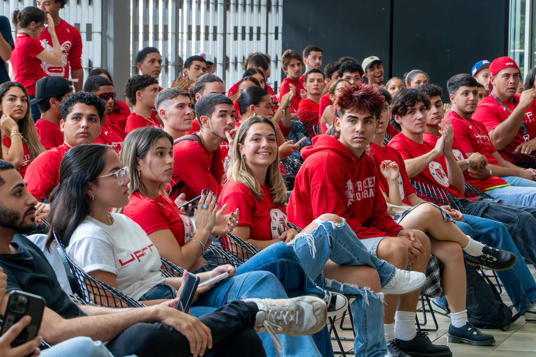 Estudiantes y atletas presencian el Pep Rally.