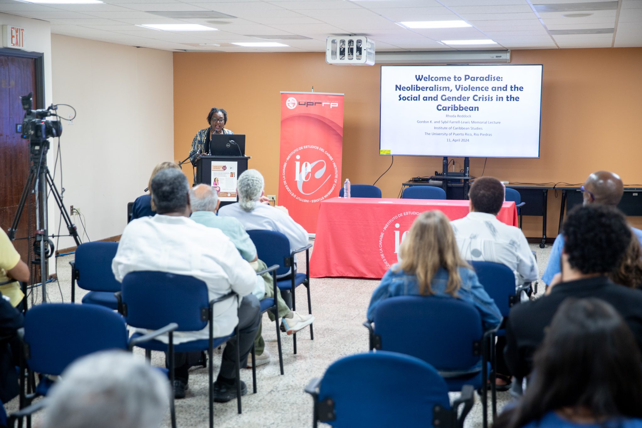 La profesora emérita y doctora Rhoda Reddock imparte su presentación “Bienvenidos al paraíso: Neoliberalismo, violencia y crisis social y de género en el Caribe”.