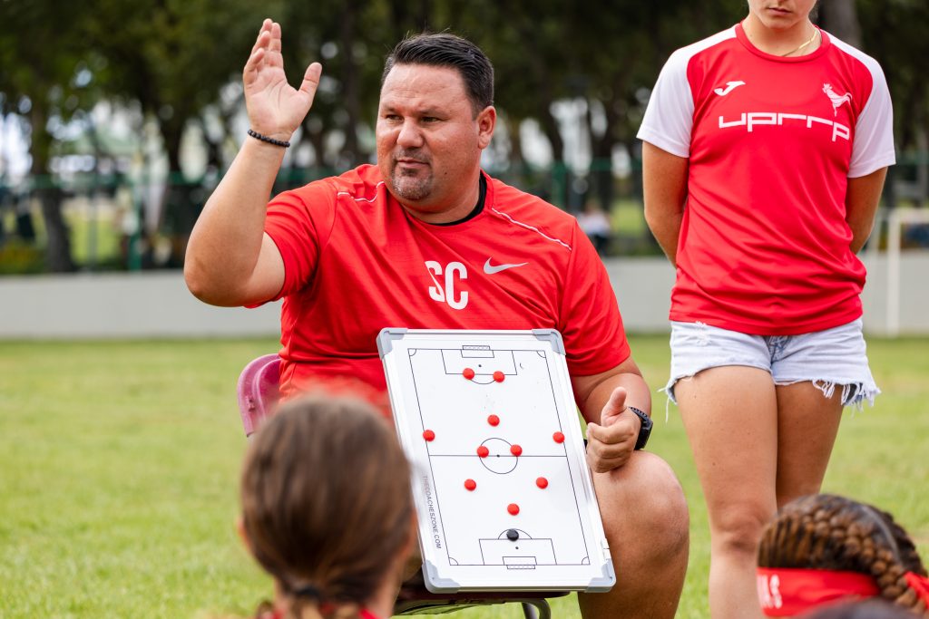 El costarricense Sergio Castro se encuentra en su primera temporada como entrenador del equipo de la IUPI.