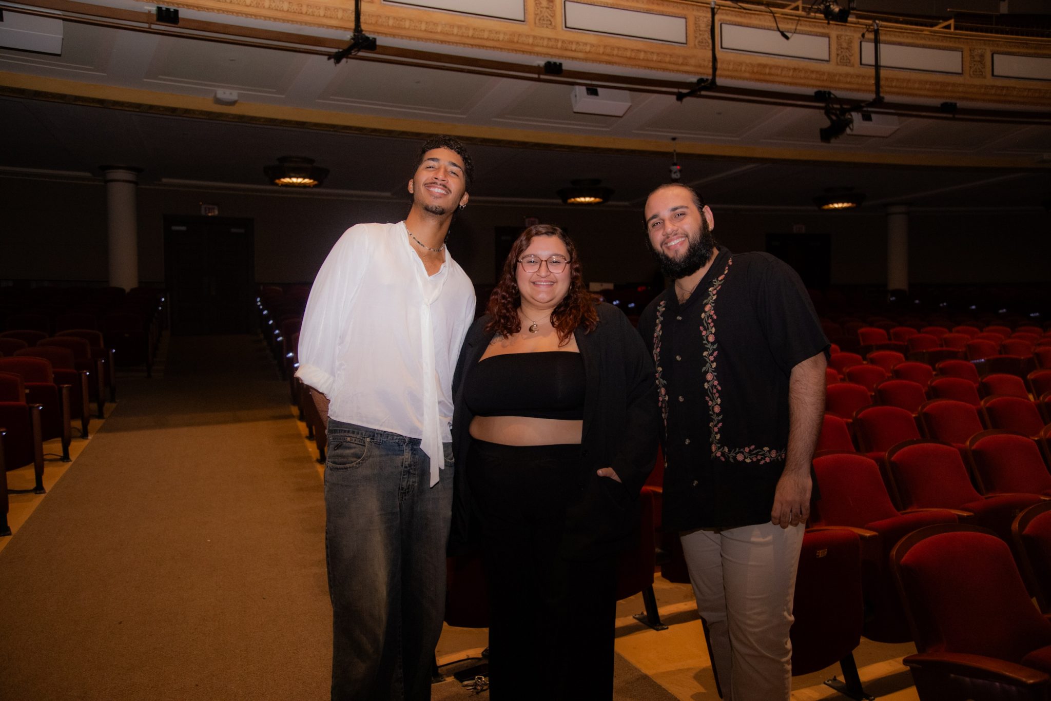 La asistente de dirección Alice Vega, junto a los actores Miguel Sabalier y Axel Nieves.