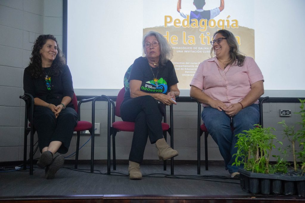 Noelia Martínez Zayas, Dalma Cartagena Colón y Carmen Patricia Silva González (izq. a dere.) tuvieron un breve conversatorio con los estudiantes